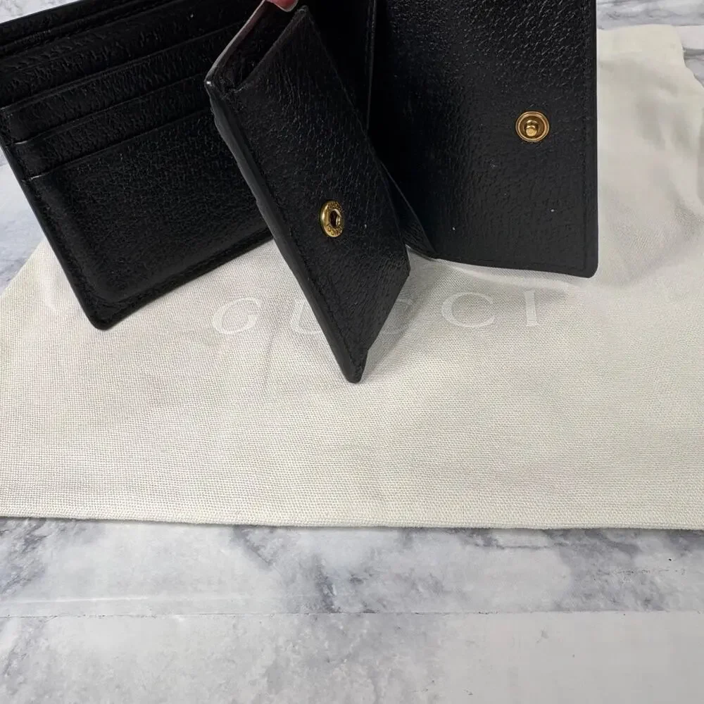 Gucci Men Black Leather Bifold Wallet W/ Gold GG Logo Authentic Unique Pocket